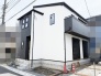 白と黒のコントラストが洗練された印象を与え、街並みに調和するシンプルでモダンな外観デザインです。