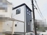 白と黒のコントラストが洗練された印象を与え、街並みに静かに馴染むモダンな佇まいが魅力です。