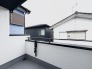 周辺の穏やかな街並みが広がる、すっきりと見晴らしの良い開放的な屋外スペースです。