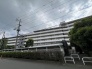 街並みに溶け込む落ち着いた佇まいで、穏やかな日常を感じさせる端正な外観です。