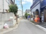 落ち着いた住宅地が広がり、穏やかな日常の気配を感じさせる静かな街並みです。