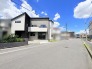 青い空と調和するモダンな佇まいが、穏やかな日常の始まりを予感させる住環境です。