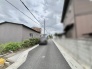 周囲の環境に静かに馴染む、落ち着いた佇まいの街並みが日々の暮らしに安らぎを添えてくれます。