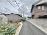 穏やかな時間が流れる、落ち着いた街並みに佇む現地周辺の風景です。