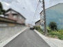 周辺の環境に自然と馴染む、落ち着いた佇まいを見せる穏やかな街並みが日々の暮らしを包み込みます。