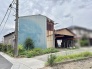 時の流れを感じさせる味わい深い佇まいが、静かな地域環境に溶け込んでいます。