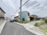 空と街並みが調和する、開放感あふれる角地に佇む落ち着いた景観の敷地です。
