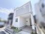 洗練された外観が街並みに静かに溶け込み、日々の暮らしに安らぎをもたらす住まいです。
