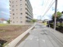 ゆとりある空が広がる閑静な住宅街の一角にあり、周囲の落ち着いた環境と調和しながら、穏やかな暮らしを育むことができる奥行きのある敷地です
