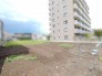 空の広がりを感じる開放的な敷地であり、周囲の環境と調和しながら穏やかな時間が流れる場所です
