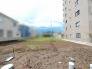 周囲の建物と調和しながらも、落ち着いた静けさを感じさせる空間です。これからの暮らしを自由に描き出すことができる、ゆとりある敷地が広がっています
