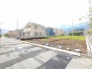 周囲の落ち着いた街並みと調和する、開放感のある敷地。平坦で整った土地は、これからの暮らしを描くための自由なキャンバスとなり、穏やかな時間の流れる場所で新しい生活の基盤を築くことができます
