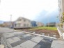 周辺には落ち着いた住宅街が広がり、日常の穏やかな空気を感じられるゆとりある敷地です
