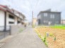 閑静な住宅街の中にあり、日々の暮らしに静かな落ち着きをもたらす穏やかな環境が広がっています。