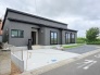 広めの東南角地、ゆとりある間取りの4LDK平屋戸建です。