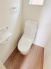 お身体が不自由な方にも使いやすい広めのトイレです。手すりなどの設置もご相談ください。