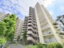 青空を背景に確かな存在感を放つ、豊かな緑と調和した健やかな暮らしを予感させる佇まいです。