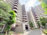 豊かな植栽が街並みに溶け込み、心地よい調和を感じさせる穏やかな住環境が広がっています。