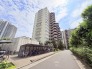ゆとりある敷地計画がもたらす開放感と、青空のもとで穏やかな時間が流れる住環境が魅力です。