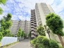 青空のもと豊かな緑に囲まれ、落ち着いた佇まいを見せる住まいが、日々の暮らしに安らぎのひとときをもたらします。