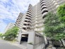 豊かな植栽が街並みに溶け込み、落ち着きと安心感を感じさせる端正な佇まいが魅力の住まいです。