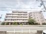 街並みに穏やかに溶け込み、確かな存在感と落ち着きを感じさせる佇まい。