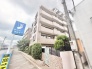落ち着いた色調の外観が、街並みに穏やかに溶け込み、日々の暮らしに静かな安らぎをもたらします。