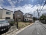 空の広がりを感じる、穏やかで静かな時間が流れる住宅街の佇まいです。