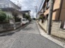 穏やかな時間が流れる、落ち着いた住宅街の風景が心地よい日常を予感させます。