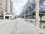 日々の暮らしを支えるゆとりある敷地は、住まいへと続く動線に落ち着きと静けさをもたらしています。