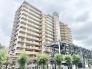 街並みに穏やかに溶け込み、日々の暮らしをしっかりと支える重厚感ある佇まい。