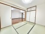 伝統的な素材と現代的な意匠が調和し、住まう人の心地よい暮らしに寄り添う穏やかな空間です。