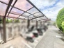 住まいの一部として整然と管理された、日々の暮らしに寄り添う駐輪スペースです。