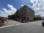 空へ向かって堂々と佇む重厚なフォルムが、街並みに落ち着いた調和をもたらしています。