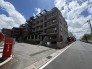 落ち着いた色合いの外観が、街並みに穏やかな調和と確かな存在感をもたらしています。
