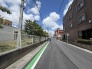 空が広く見渡せる穏やかな街並みが広がり、日々の暮らしに心地よい開放感をもたらしてくれる周辺環境です。