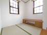 白を基調とした壁と木の温もりが調和し、心穏やかに過ごせる凛とした静けさが漂う空間です。