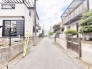 落ち着いた街並みに溶け込む、穏やかな日常が流れる住環境の佇まい。
