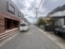 穏やかな空気が流れる閑静な住宅街で、心地よい暮らしの予感を感じさせます。
