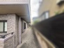 建物周囲の余白を保ち、落ち着いた静けさを感じさせる住まいの外観です。