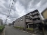 重厚感のあるタイル貼りの外観が、静かな街並みに品格のある佇まいを添えています。