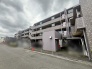 落ち着いた色調の外観が街並みに静かに溶け込み、日々の暮らしに安らぎをもたらす洗練された住まいです。