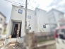 端正なフォルムが街並みに馴染む、洗練された落ち着きを感じさせる外観デザインです。
