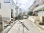 穏やかな住宅街に溶け込み、日々の暮らしに心地よい静けさをもたらす落ち着いた佇まい。