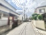 落ち着いた住宅街の雰囲気が心地よく、静かな暮らしを予感させる穏やかな佇まいです。