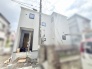 洗練された色使いが印象的な、街並みに静かに溶け込む端正な佇まいの住まい。