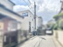 穏やかな空気が流れる住宅街に溶け込み、日々の暮らしに静かな安らぎをもたらす住まいです。
