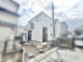 洗練されたシンプルなフォルムが周囲の街並みに調和し、豊かな暮らしの始まりを予感させる佇まいです。