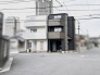 洗練された配色が街並みに映える、落ち着いた佇まいの外観です