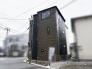 洗練されたコントラストを描く外観が街並みに品格を添える住まい